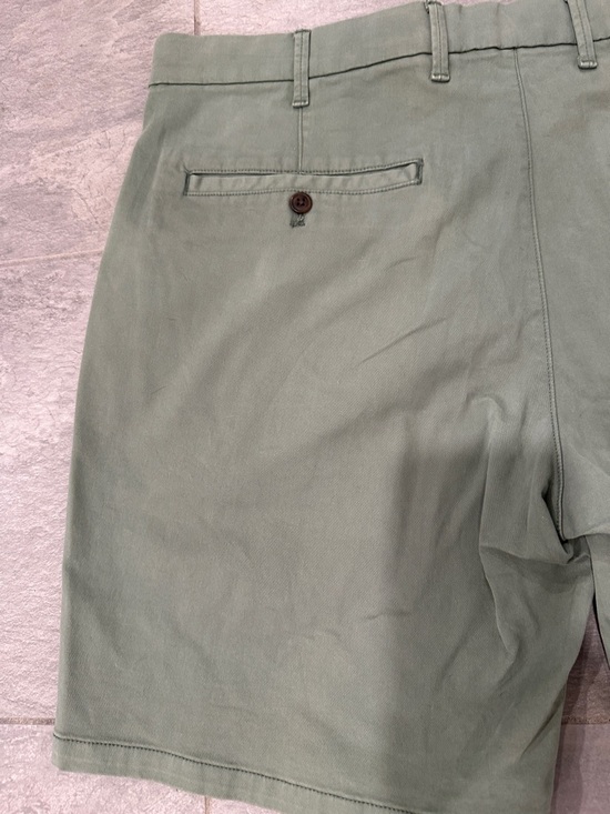 GAP Men's twig Green Flat Front Chino Short. 8 inch inseam. Size 36. - Picture 8 of 10